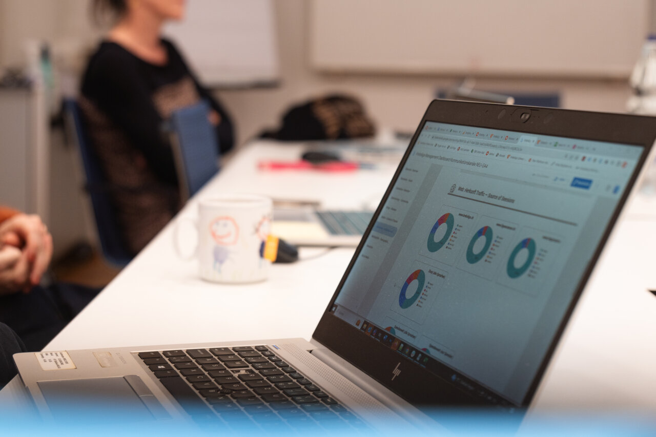 Mitarbeitende bei der Arbeit_ Dasboard, Sitzung.jpg Mitarbeitende bei der Arbeit_ Dasboard, Sitzung